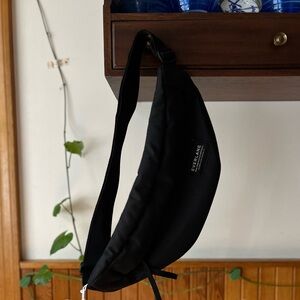 New Everlane black Fanny pack with double zipper